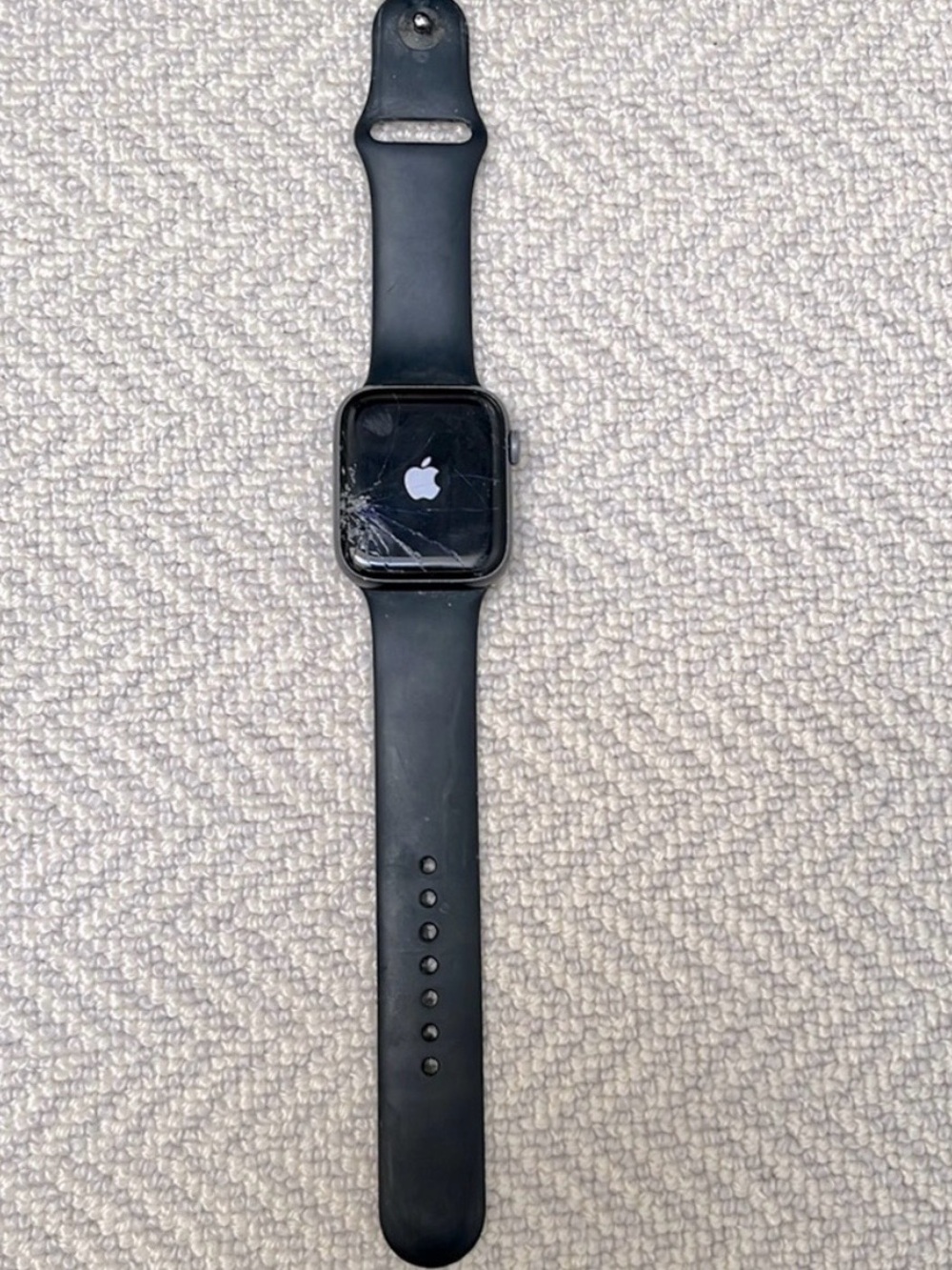 Apple Watch Series 4 - 44mm - black band - cracked screen